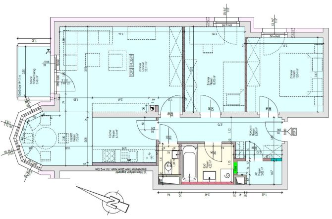 Grundriss eines Wohnraums mit mehreren Zimmern, Küche und Bad, mit Maßangaben und Fenstermarkierungen.