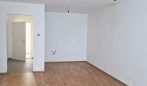 Moderner Wohnbereich mit Holzboden in geräumiger Neubauwohnung. Ideal für Eigennutzer oder Anleger in Wien.