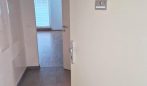 Offene Tür zum lichtdurchfluteten Wohnzimmer mit Holzboden, perfekte Lage in Wien.