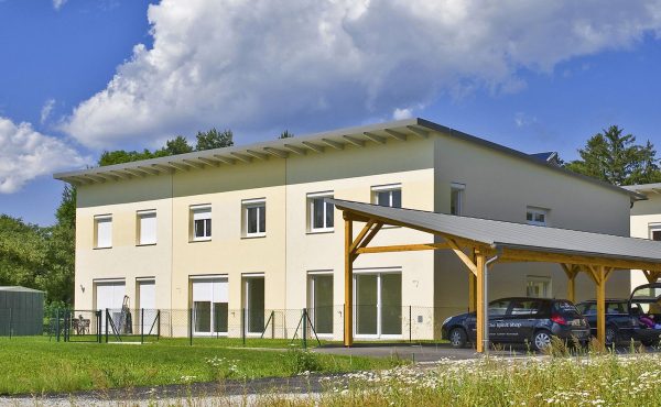 Modernes Haus mit Garten und Carport in ländlicher Lage, ideal für Familien und Immobilienkäufer.